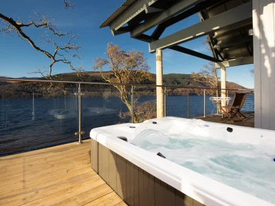 Dipper-Boathouse-hot-tub-at-loch-tay